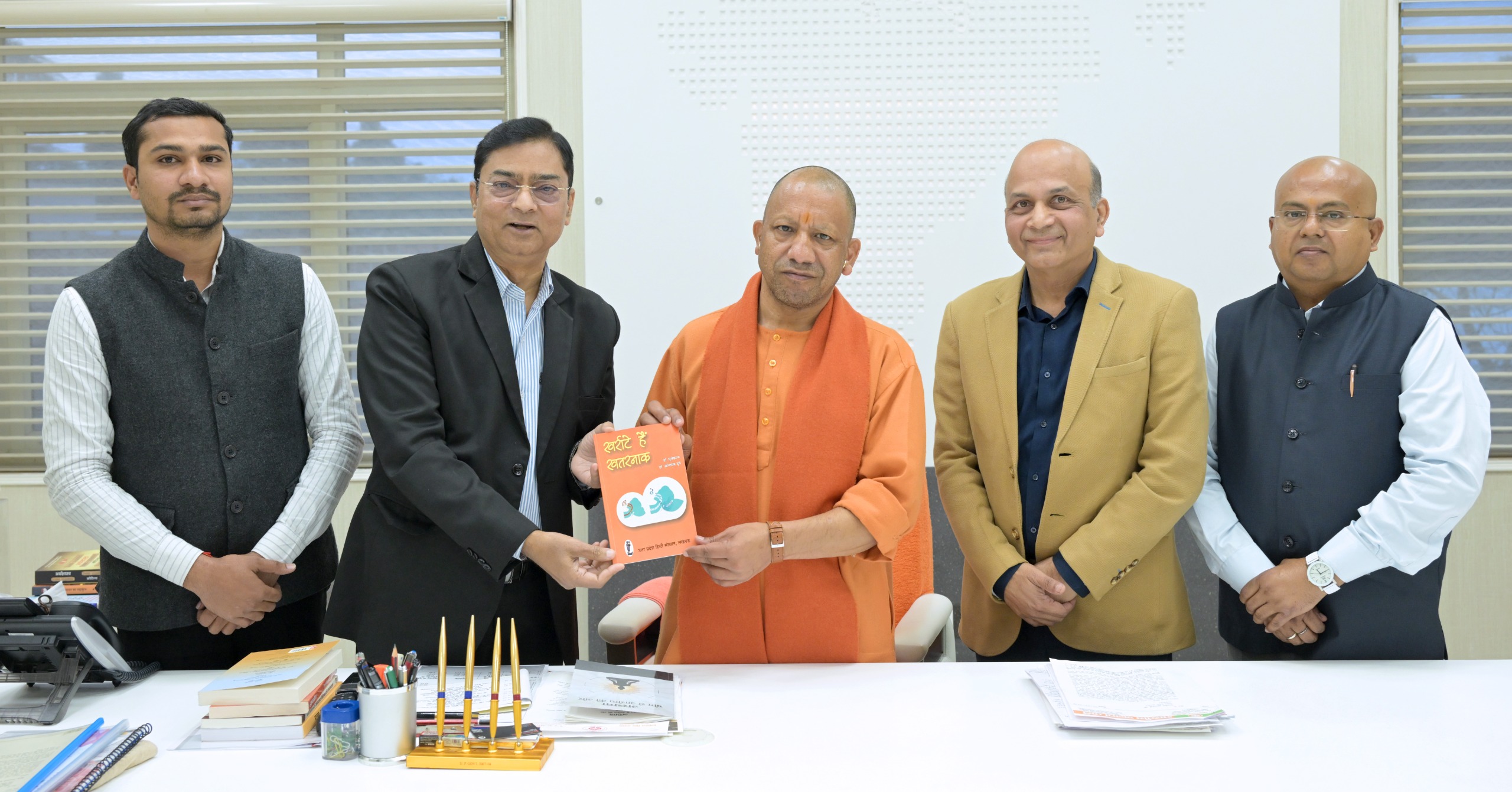 धन्वन्तरि सेवा न्यास का प्रतिनिधिमंडल उत्तर प्रदेश के यशस्वी मुख्यमंत्री श्री योगी आदित्यनाथ से भेंट करते हुए।