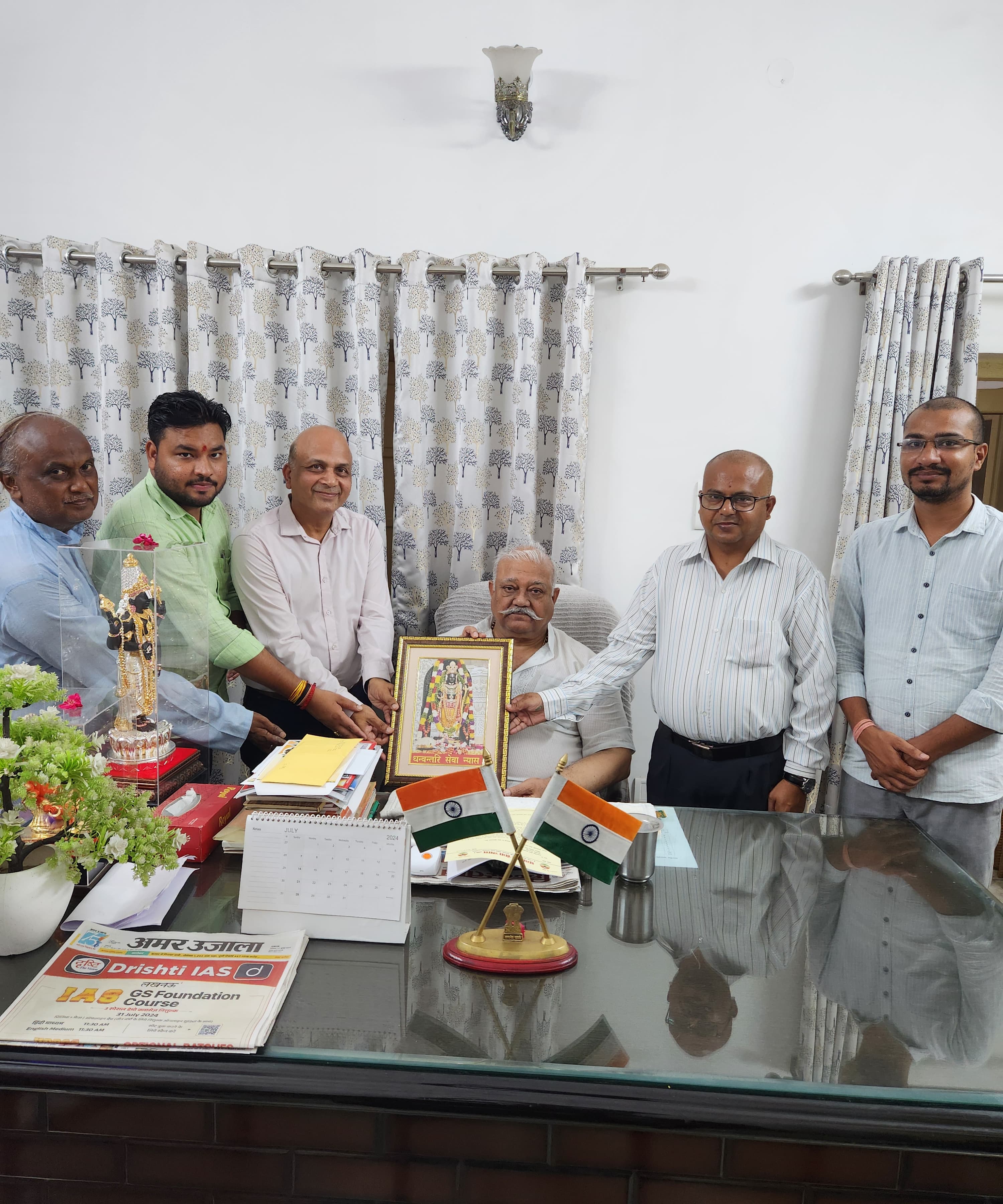 उत्तर प्रदेश विधान परिषद के सभापति कुंवर मानवेन्द्र प्रताप सिंह जी से न्यास के  संयोजक संतोष पटेल जी एवं सदस्यों  की शिष्टाचार भेंट