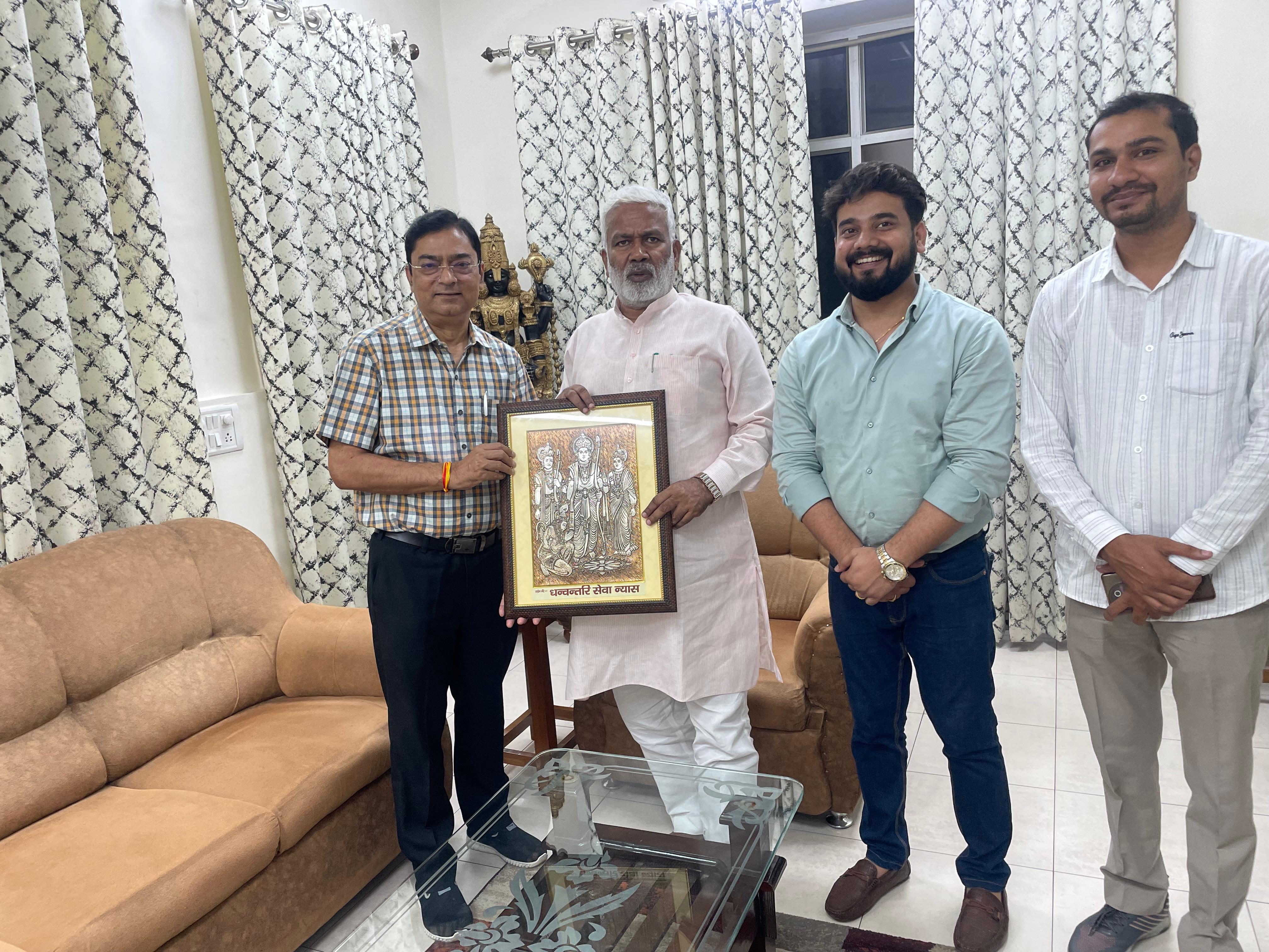उत्तर प्रदेश सरकार में कैबिनेट मंत्री श्री स्वतंत्र देव सिंह जी से न्यास के अध्यक्ष डॉ सूर्यकांत एवं संयोजक संतोष पटेल जी द्वारा शिष्टाचार भेंट किया गया।