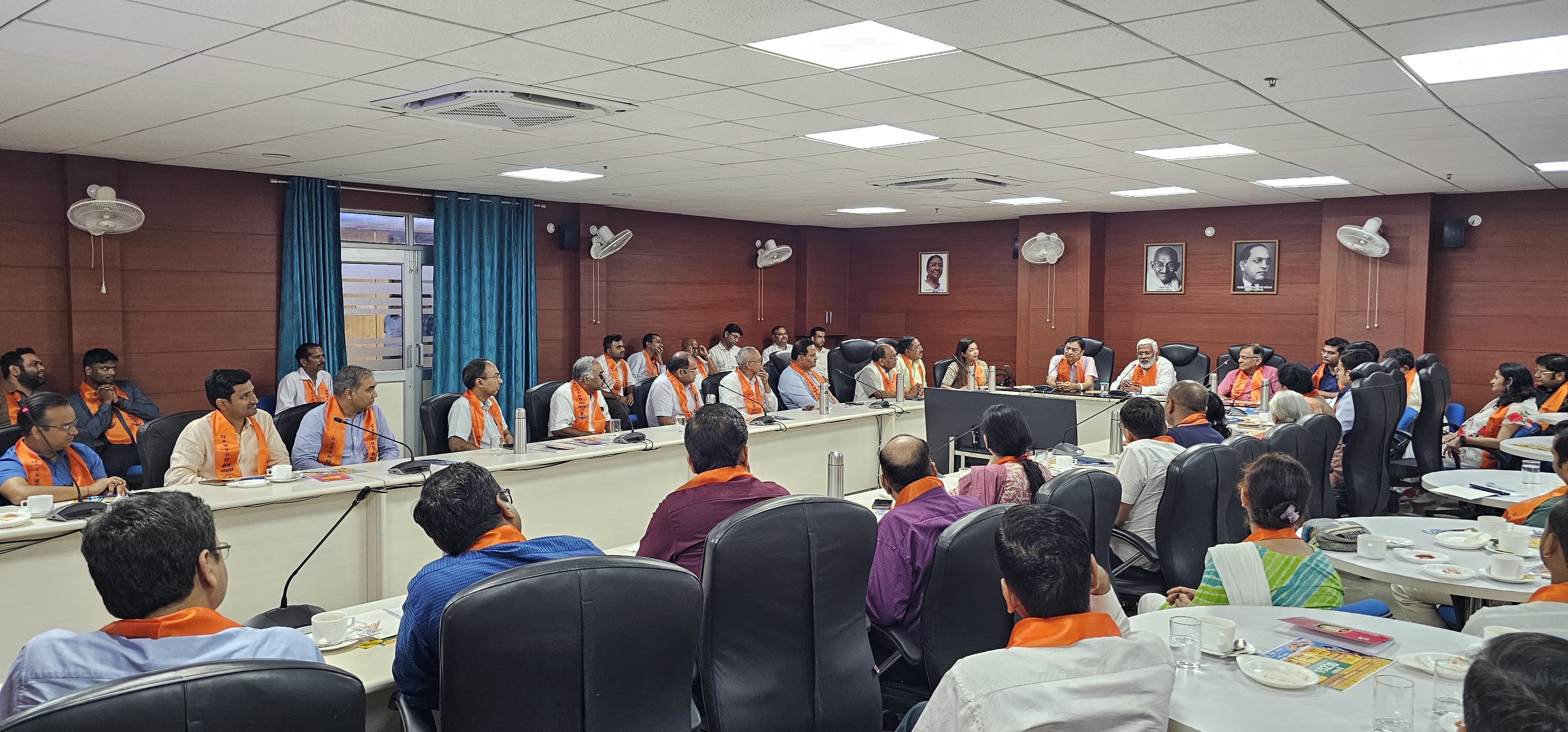 उत्तर प्रदेश सरकार में माननीय कैबिनेट मंत्री श्री स्वतंत्र देव सिंह जी के साथ धन्वन्तरि सेवा न्यास के सभी सम्मानित पदाधिकारीगण एवं कार्यकर्तागण